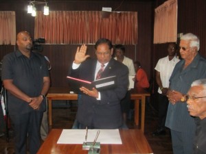 Prime Minister, Moses Nagamootoo takes his oath to office. [iNews' Photo