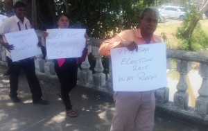 PPP supporters protesting in front of GECOM. [iNews' Photo]