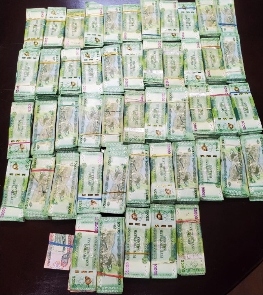 Over 0M in cash & gold seized, 3 arrested as SOCU disrupts major gold smuggling operation at Bartica – INews Guyana