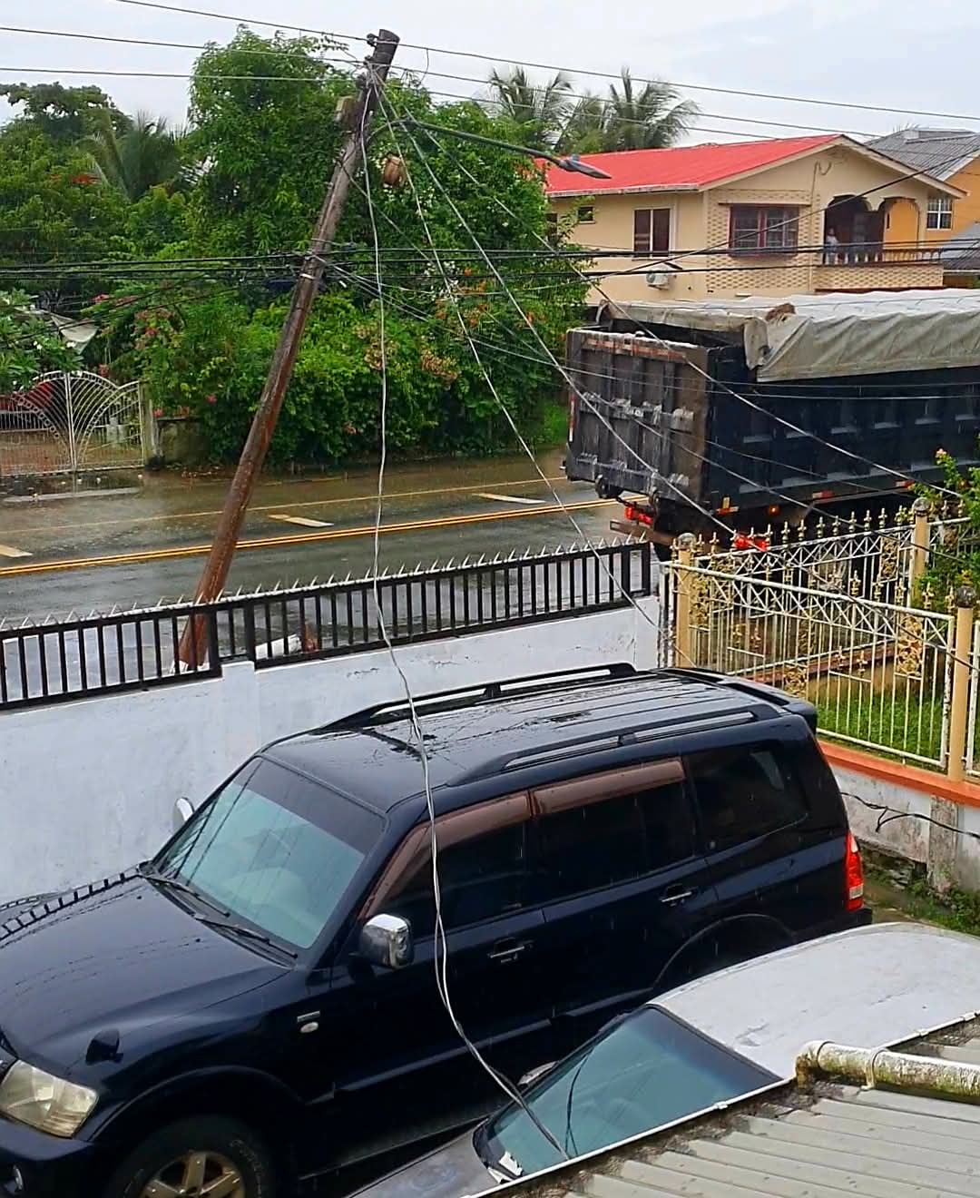 Truck driver on the run after damaging GPL pole while reversing in Diamond – INews Guyana Truck driver on the run after damaging GPL pole while reversing in Diamond – INews Guyana